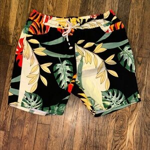 Tropical Leaf Print Men's Shorts - Black